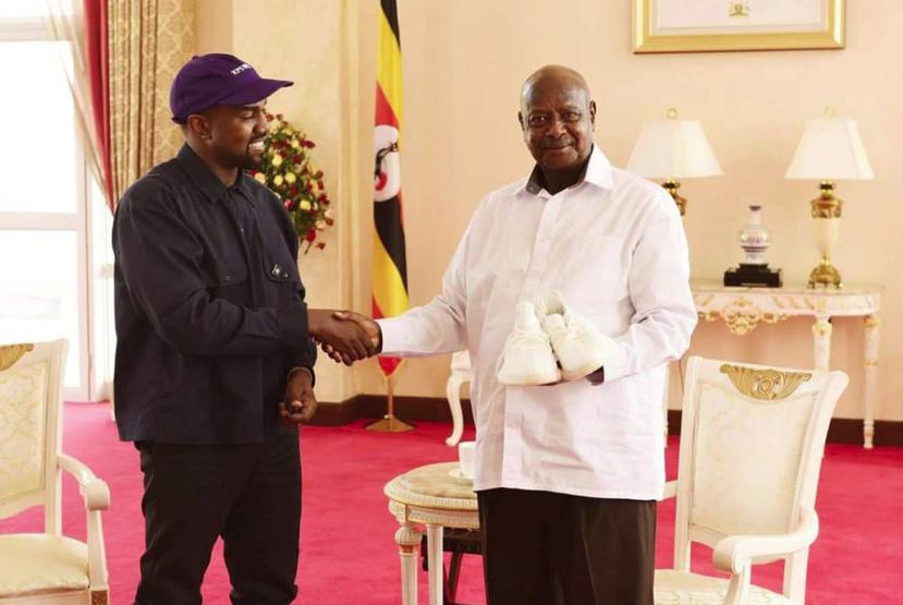 Kanye West junto al presidente de Uganda. (Captura / Twitter)