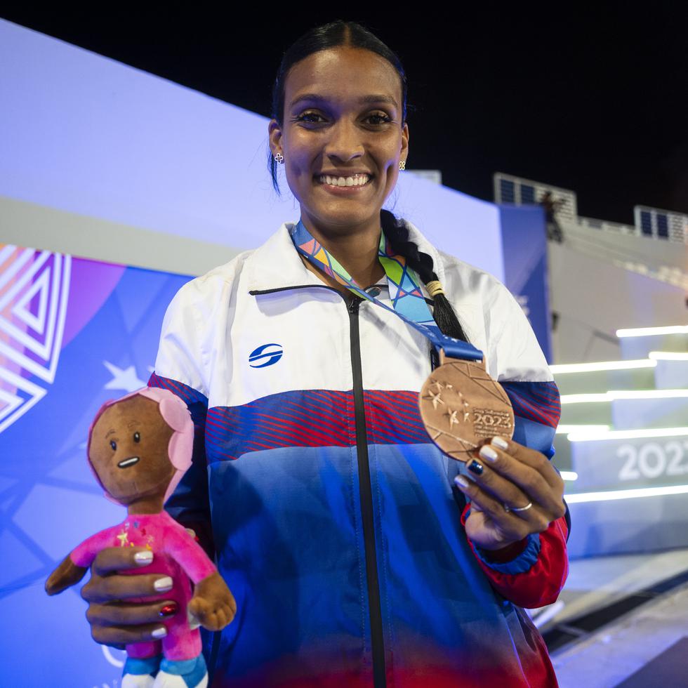 Alysbeth Félix posa con la medalla de bronce que ganó en el salto largo de los Juegos Centroamericanos y del Caribe San Salvador 2023.