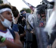 Manifestantes enfrentan a agentes del Departamento de Policía en Austin durante una movilización en el centro de la ciudad, en Texas, el 4 de junio de 2020, para protestar por la muerte de George Floyd.