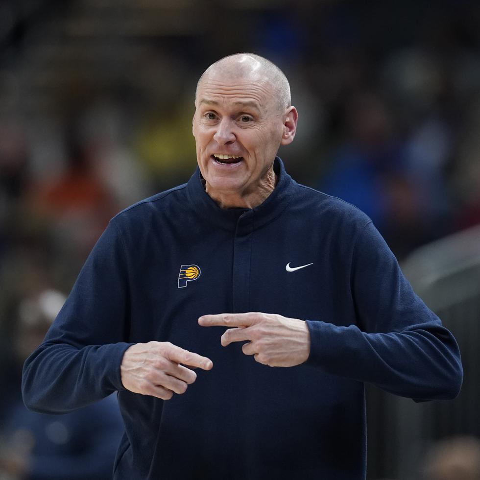 Rick Carlisle, entrenador de los Pacers de Indiana, reclama una decisión arbitral durante el partido del miércoles 8 de diciembre de 2021, ante los Knicks de Nueva York.
