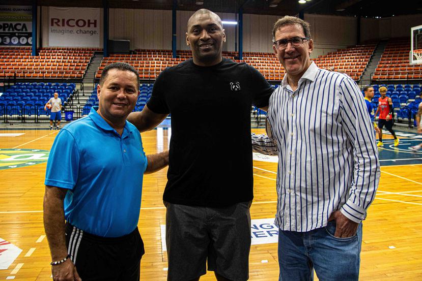 Metta World Peace (centro) junto al alcalde de Guaynabo, Angel Pérez (izquierda) y Mark Linder, coapoderado de los Mets. (Damian Charles -Mets Basketball)