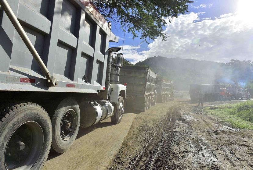 Camiones esperan para llevar cenizas de carbón al vertedero en Peñuelas.
