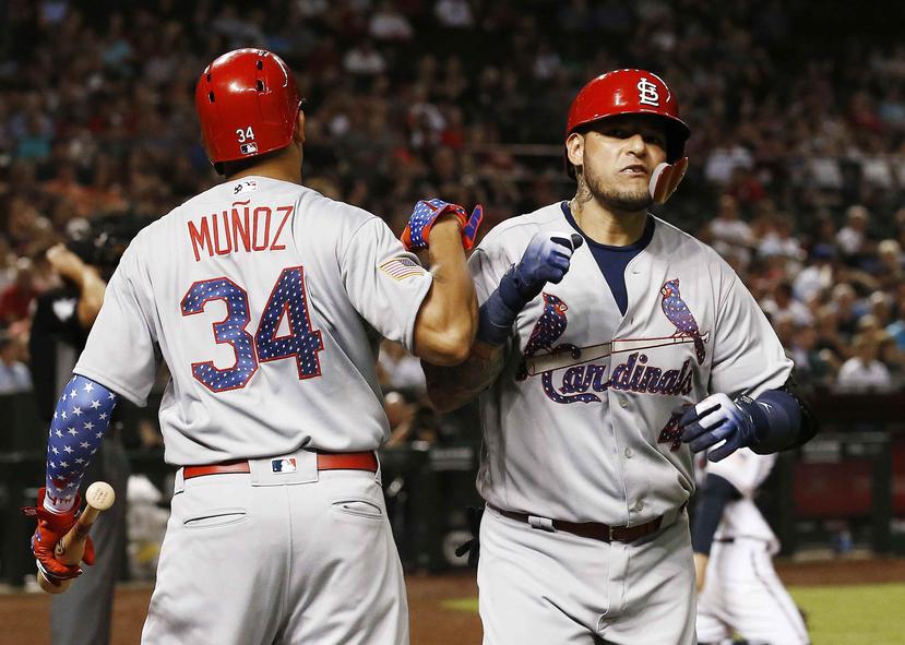 Yadier Molina celebra tras conectar un sencillo de dos carreras en el primer inning. (AP)