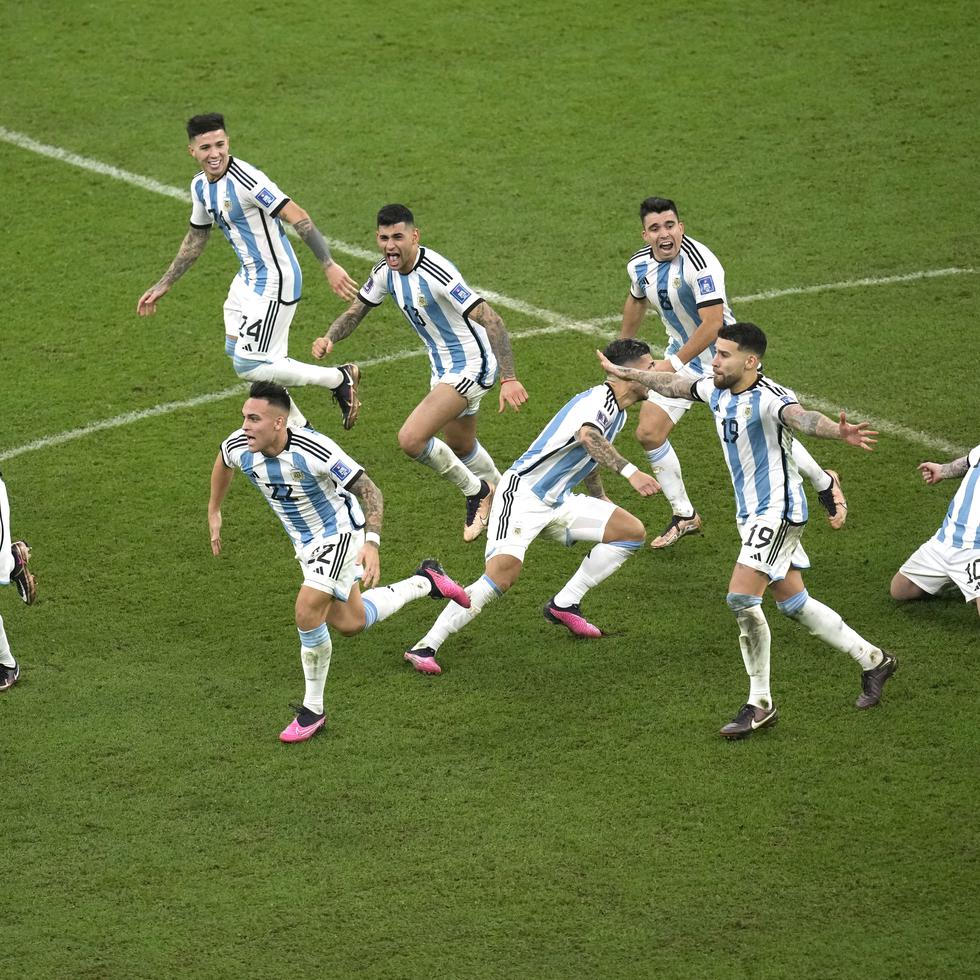Los jugadores de Argentina comienzan la celebración tras conseguir la victoria en tanda de penales.