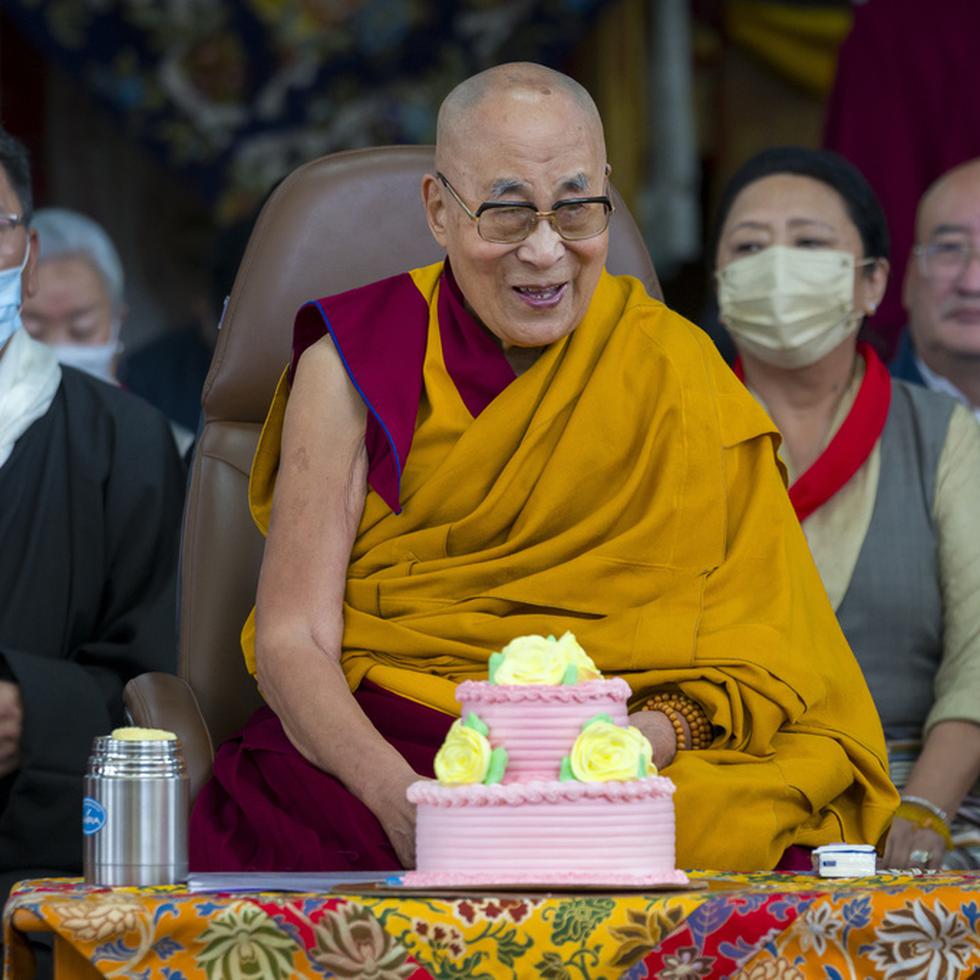 El Dalai Lama en el templo de Tsuglakhang, en Dharamshala, India, celebrando su cumpleaños 88.