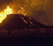 Gran cantidad de lava sale expulsada de una fisura y fluye hacia el océano. (AP)