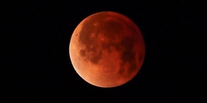 La Luna lucirá anaranjada como ocurrió en este eclipse total captado desde Mayagüez. (Suministrada / Ferdinand Arroyo / Sociedad de Astronomía del Caribe)