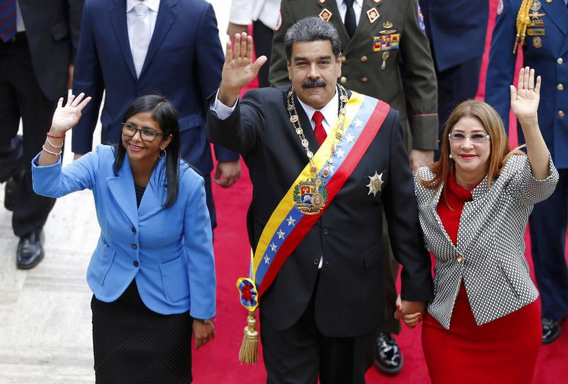 El presidente de Venezuela, Nicolás Maduro, la presidenta de la Asamblea Nacional Constituyente, Delcy Rodríguez, a la izquierda, y la primera dama Cilia Flores saludan al llegar a la Asamblea Constituyente, en Caracas (AP  / Ariana Cubillos).