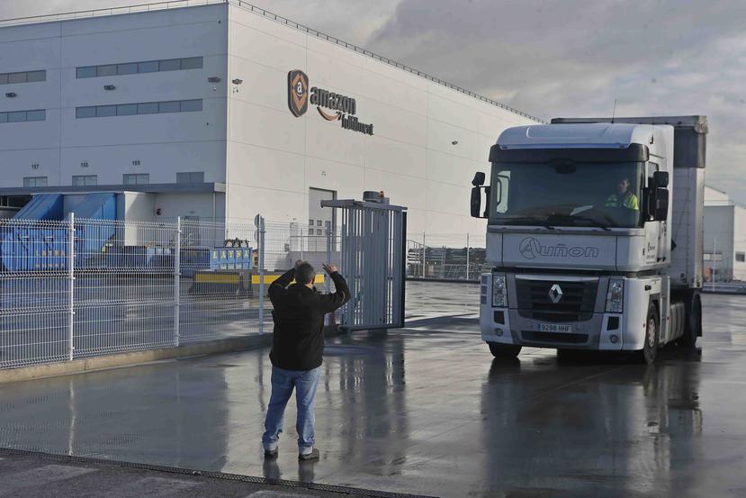 Un piquete detiene un camión para hablar con el conductor a su salida de un centro logístico de Amazon a las afueras de Madrid, España, el 22 de noviembre de 2018. (AP/Paul White)