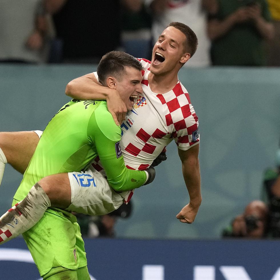 El portero croata Dominik Livakovic, a la izquierda, celebra con Mario Pasalic durante la tanda de penales.