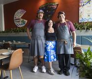 De izquierda a derecha, el chef Stephen Reyna, la gerente Desirée Duarte y Francis Guzmán, propietario de la pizzería La Santurcina.