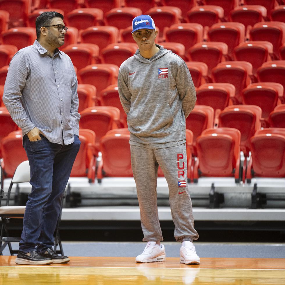Carlos Arroyo, junto al presidente de la Federación de Baloncesto de Puerto Rico, Yum Ramos.