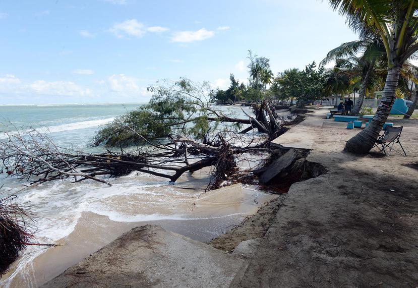 El 67.0% de los encuestados cree que la erosión es uno de los riesgos principales del desarrollo costero. Arriba, Parcelas Suárez, en Loíza. (GFR Media)