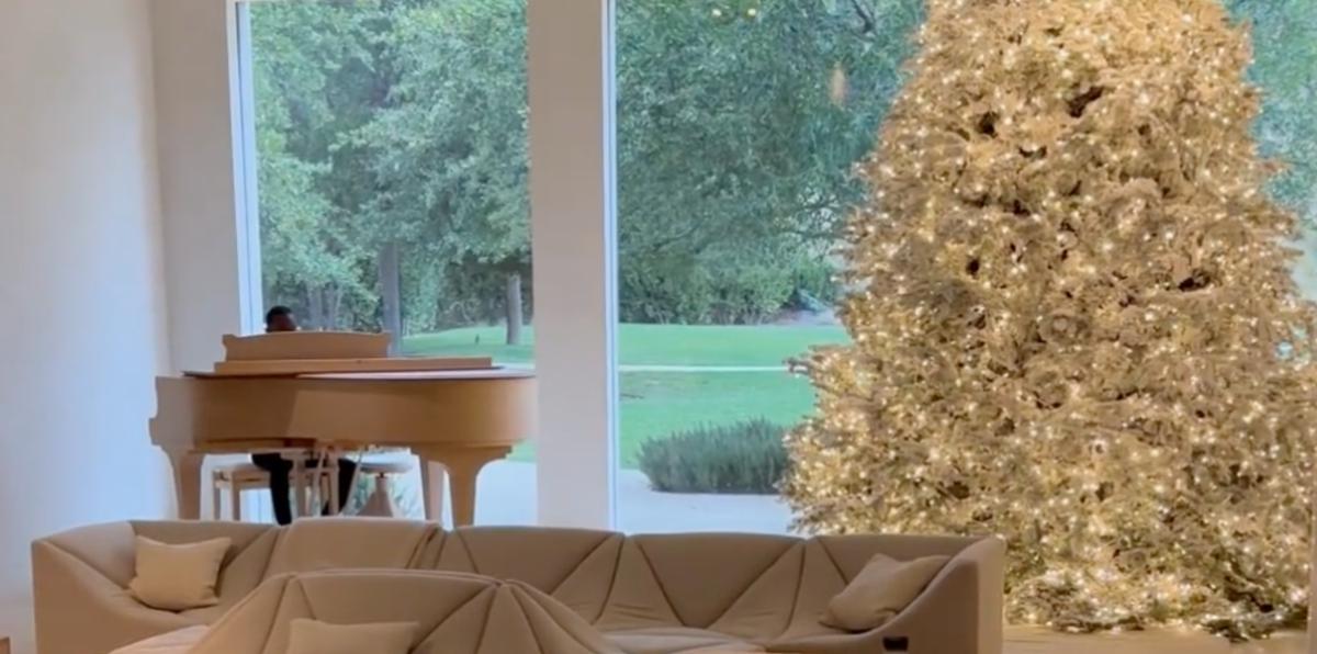 Pianista despierta a los hijos de Kim Kardashian con canciones navideñas