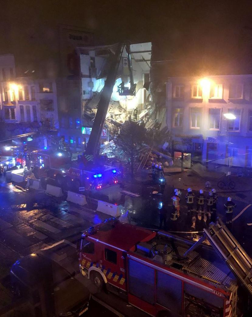 En esta imagen tomada de la cuenta de Twitter de Sigrid Vermeulen se ve un edificio colapsado en Amberes, Bélgica. (Sigrid Vermeulen via AP)