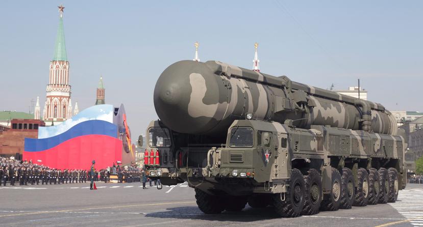 Una plataforma móvil con un misil balístico intercontinental "Tópol-M" desfila durante la tradicional parada militar en la Plaza Roja de Moscú. (EFE)