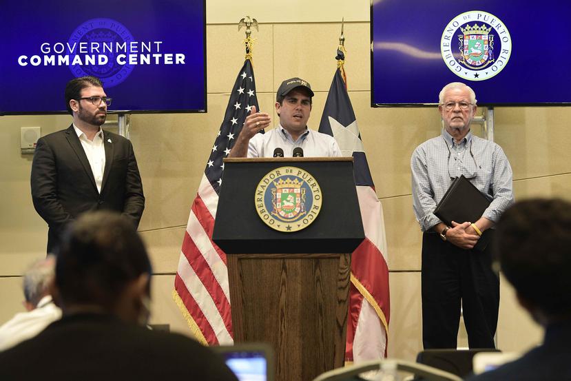 El gobernador Ricardo Rosselló (al centro) ofreció detalles sobre la visita de Donald Trump. Lo acompañan Carlos Mercader y Héctor Pesquera.