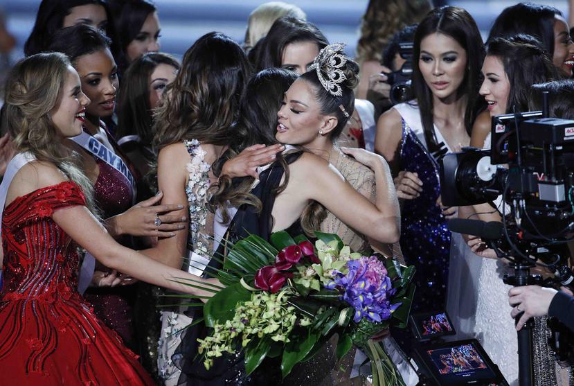 Las participantes felicitan a la nueva Miss Universo, la sudafricana Demi-Leigh Nel-Peters, al culminar el certamen celebrado en la ciudad de Las Vegas, Nevada. (AP / John Locher)