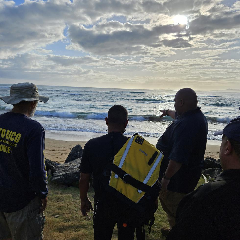 La búsqueda para encontrar al turista de 26 años que desapareció ayer tras ser arrastrado por la corriente reanudó en la madrugada del jueves en la playa La Pared.