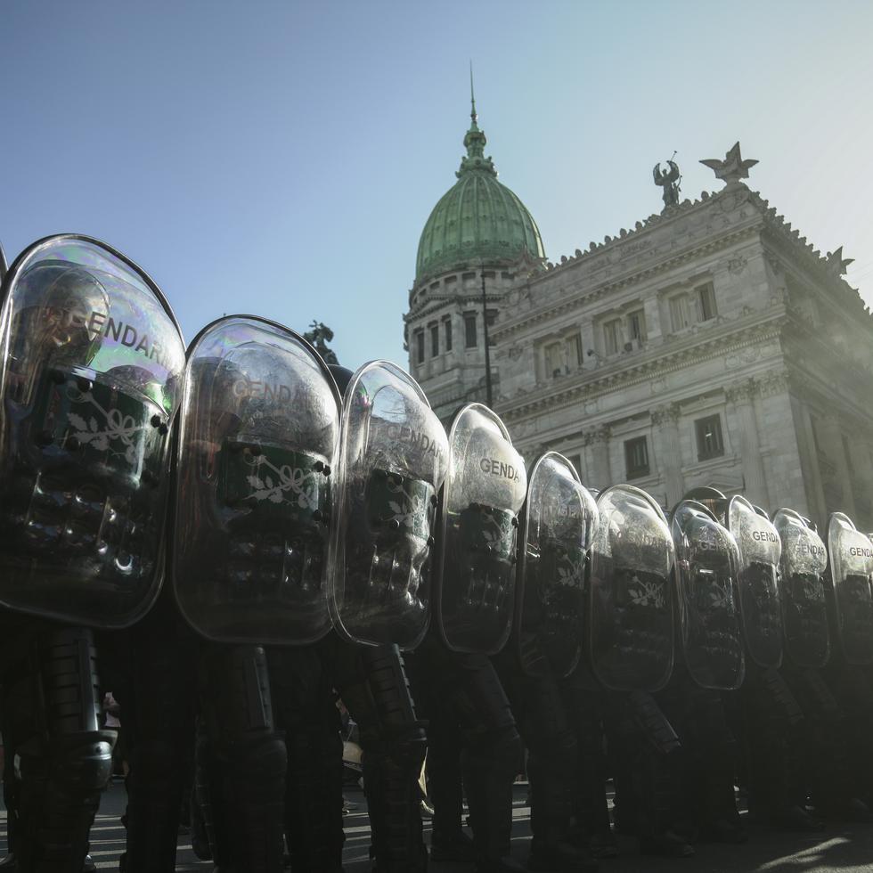 La policía se forma frente al Congreso donde los legisladores debaten un proyecto de ley promovido por el presidente argentino Javier Milei en Buenos Aires, Argentina.
