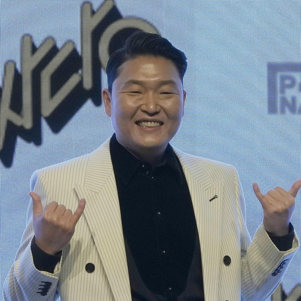 El cantante surcoreano PSY posa durante una conferencia de prensa para develar su noveno álbum, "PSY 9th", el viernes 29 de abril de 2022 en Seúl, Corea del Sur. (Foto AP/Ahn Young-joon)