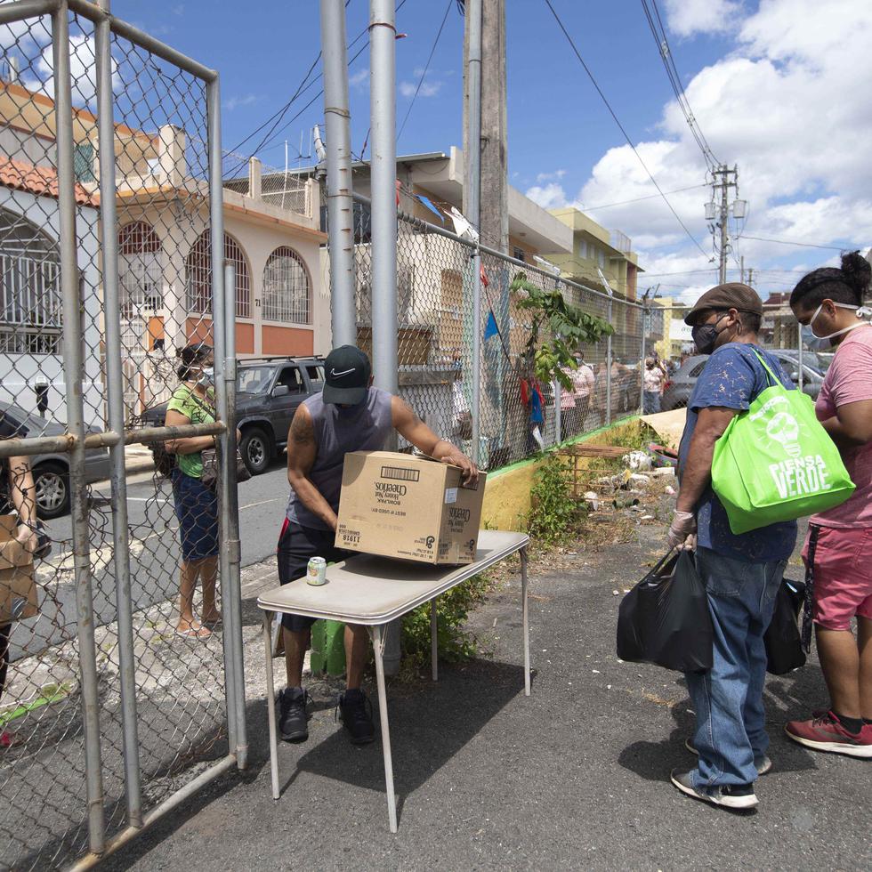 Desde su espacio en Caguas, Comedores Sociales está repartiendo unas 300 compras de alimentos no procesados a la semana.