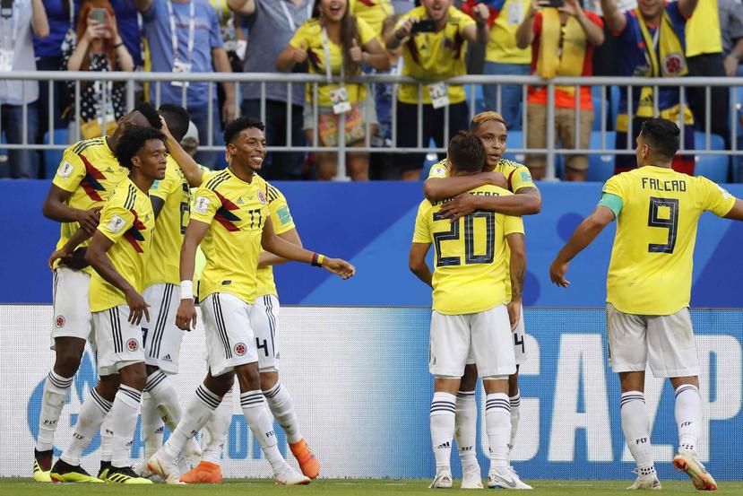 Los colombianos celebran el gol de Mina. (AP)