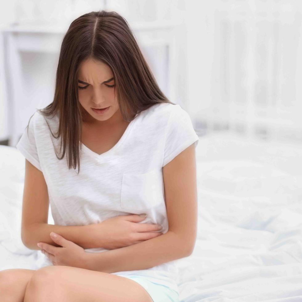 Entre sus síntomas se encuentran el dolor pélvico crónico o severo antes, durante o después de la menstruación y en algunos casos se puede experimentar deseos frecuentes de orinar, dolor al orinar, diarrea y estreñimiento.