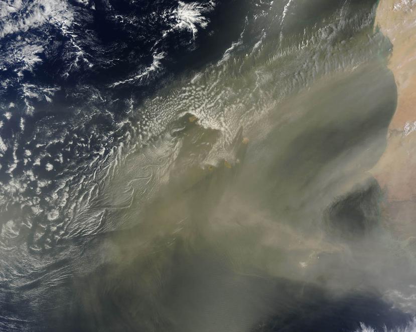 Imagen satelital de archivo de una nube de polvo del Sahara.