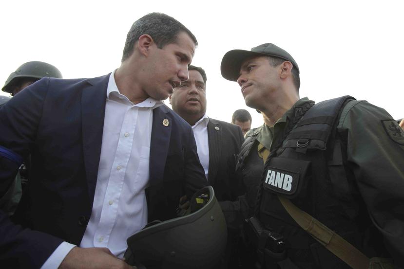 Guaidó habla con un militar. (AP)