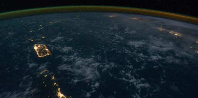 Puerto Rico es claramente visible en las noches desde el espacio. (NASA)