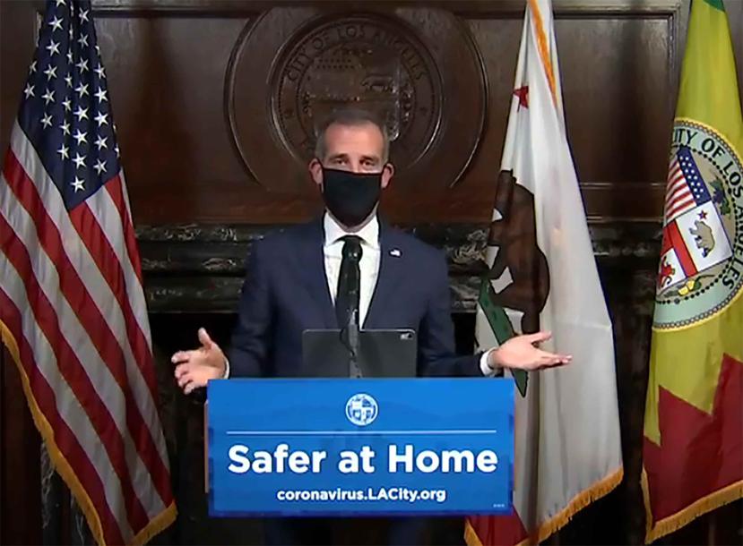 El alcalde de Los Ángeles, Eric Garcetti, con una mascarilla para protegerse del coronavirus, durante su conferencia de prensa diaria, en Los Ángeles, el 1 de abril de 2020. (Oficina del alcalde Eric Garcetti vía AP)