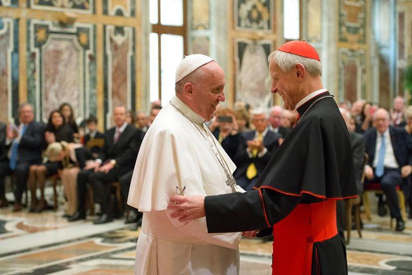 El papa Francisco (izquierda) habla con el cardenal Donald Wuerl, arzobispo de Washington D.C. (Archivo L'Osservatore Romano / vía AP)