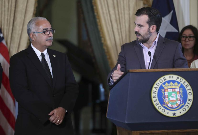 A la izquierda el secretario de Hacienda, Raúl Maldonado, y a la derecha el gobernador Ricardo Rosselló. (GFR Media)