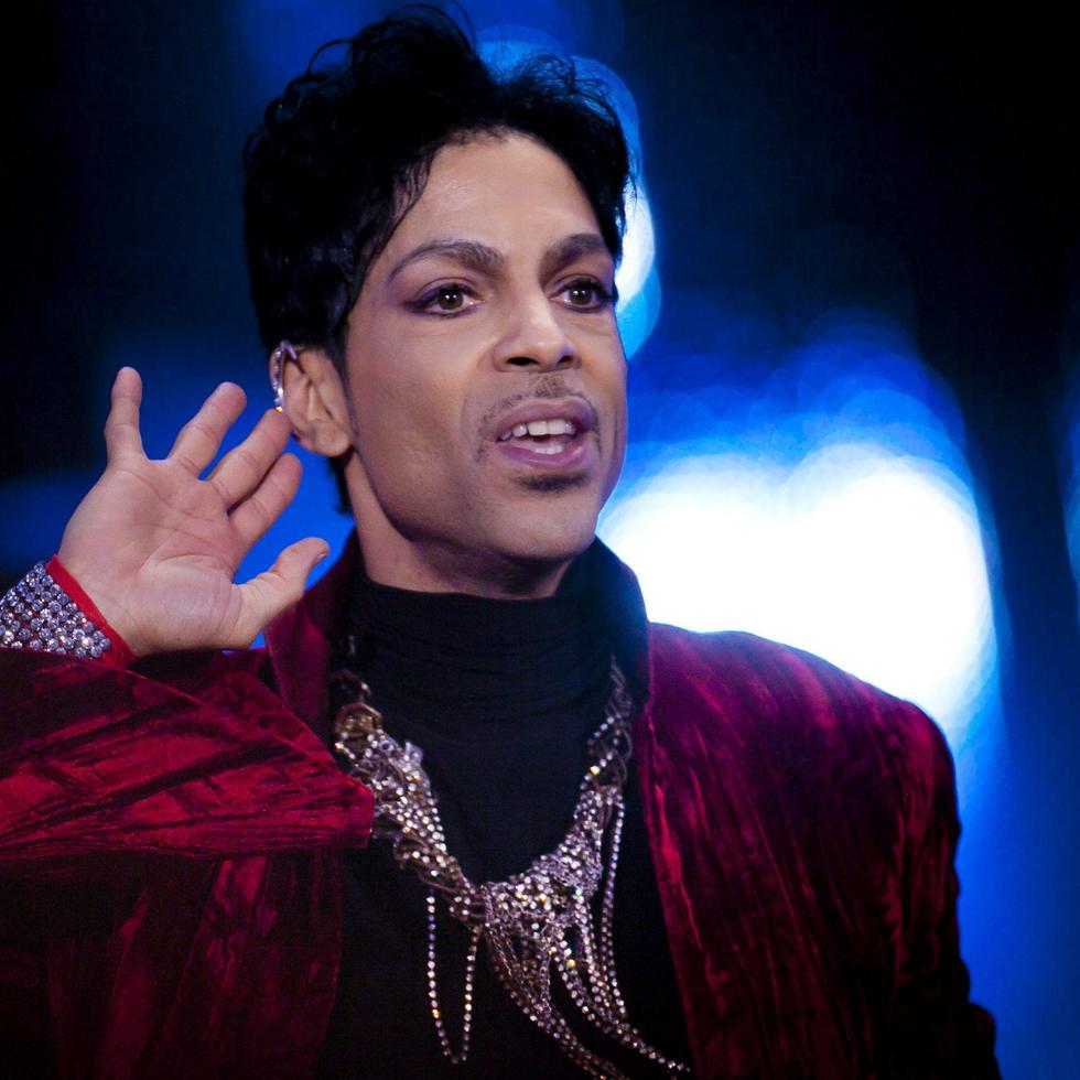 El músico Prince falleció el 21 de abril de 2016 a los 57 años. Su deceso ha sido una de las tantas primicias del mundo del espectáculo publicada originalmente por el portal TMZ y confirmada después por portavoces oficiales.