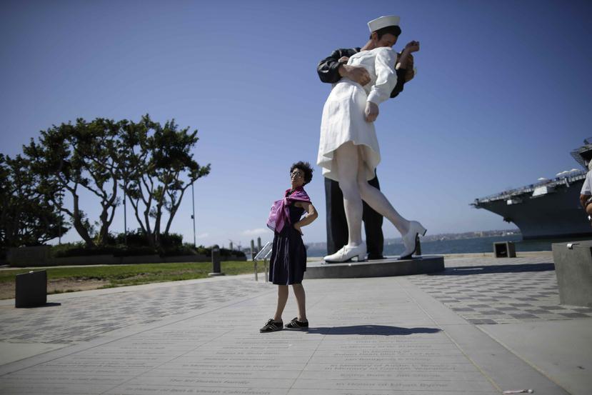Una turista china frente a una escultura en San Diego el 18 de septiembre del 2015. (AP)