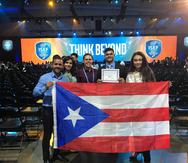 Joshua Santiago posa con la bandera de Puerto Rico y el Premio Oracle que obtuvo en el Intel ISEF. (Suministrada)