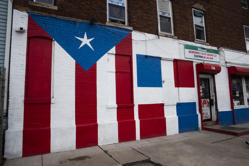 En la foto, bandera Puertorriqueña junto a la dominicana en calle de Hartford. 

