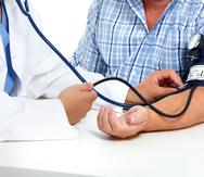 La presión arterial es normal si está por debajo de 120/80 mm Hg.