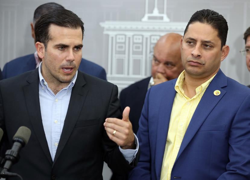 El gobernador Ricardo Rosselló Nevares junto al presidente de la Federación de Alcaldes, Carlos Molina, derecha. (GFR Media)