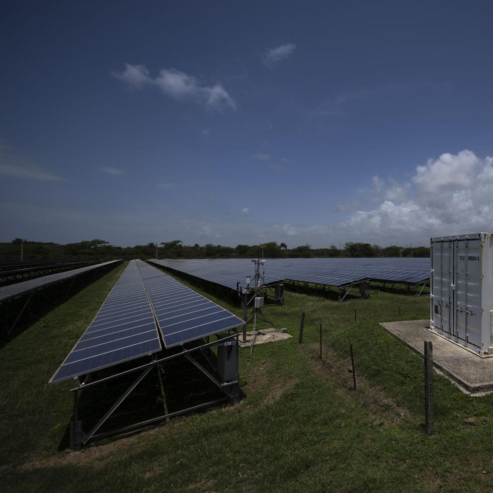 La finca solar de AES Ilumina fue uno de los proyectos a gran escala aprobados bajo el gobierno de Luis Fortuño que llegó a fase operacional, aportando hasta 20 megavatios a la red.