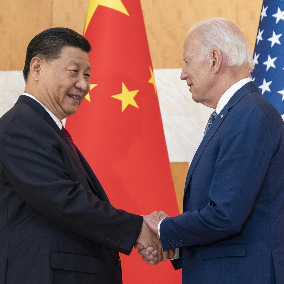 El presidente estadounidense Joe Biden, derecha, y su homólogo chino Xi Jinping se saludan antes de una reunión en el marco de la cumbre del G-20, el 14 de noviembre de 2022, en Bali, Indonesia.