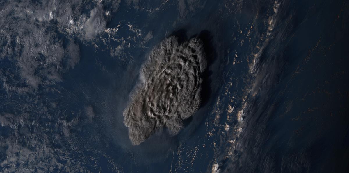 Imágenes por satélite mostraban la espectacular erupción del sábado por la noche.