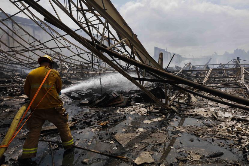 Los bomberos no lograron contener el incendio antes de que consumiera el complejo. (AP / Jae C. Hong)