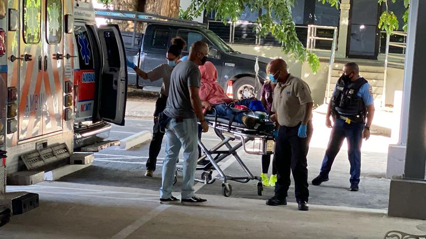 A gunshot wounded in Toa Baja is transported to the Medical Center, an incident that later led to an exchange of fire between the Police and some individuals.