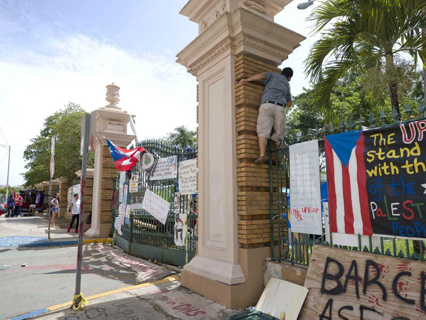 Entre los acuerdos que ya se habían comentado públicamente, Rivera mencionó que está la “la defensa de la universidad desde la autonomía universitaria en contra de los recortes propuestos por el gobernador y la Junta de Control Fiscal”.