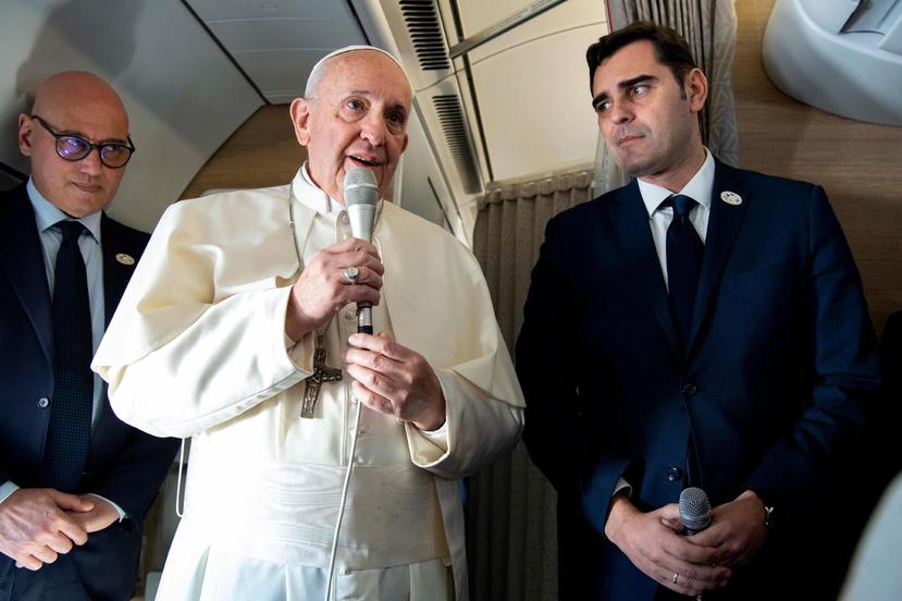 El papa Francisco (c) se dirige a los periodistas que viajan con él en el avión que le traslada este miércoles a Panamá. (EFE)