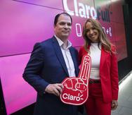 En el lanzamiento de campaña de la compañía Claro, el presidente Enrique Ortiz De Montellano  junto a su nueva embajadora, Alexandra Fuentes.