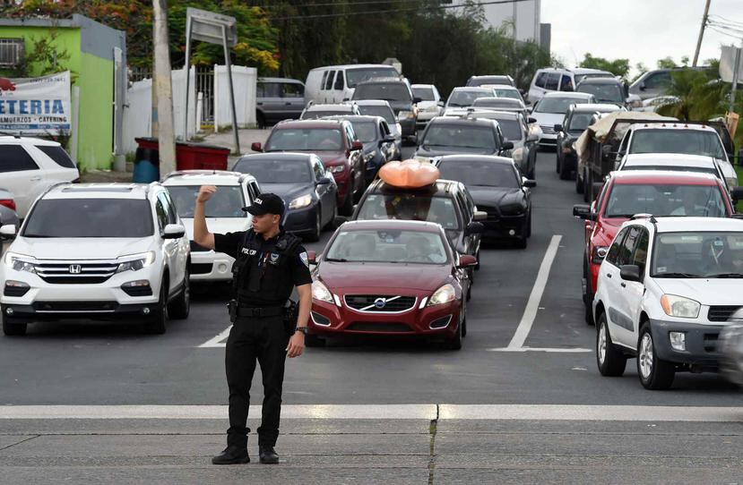 Un policía municipal de San Juan dirige el tránsito en la carretera PR-1, a la altura de Río Piedras.