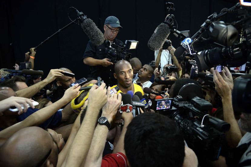 Bryant contesta preguntas a múltiples periodistas durante el día de los medios de Los Lakers.